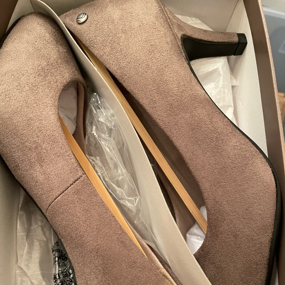 Womens 8.5 WW microsuede heels
